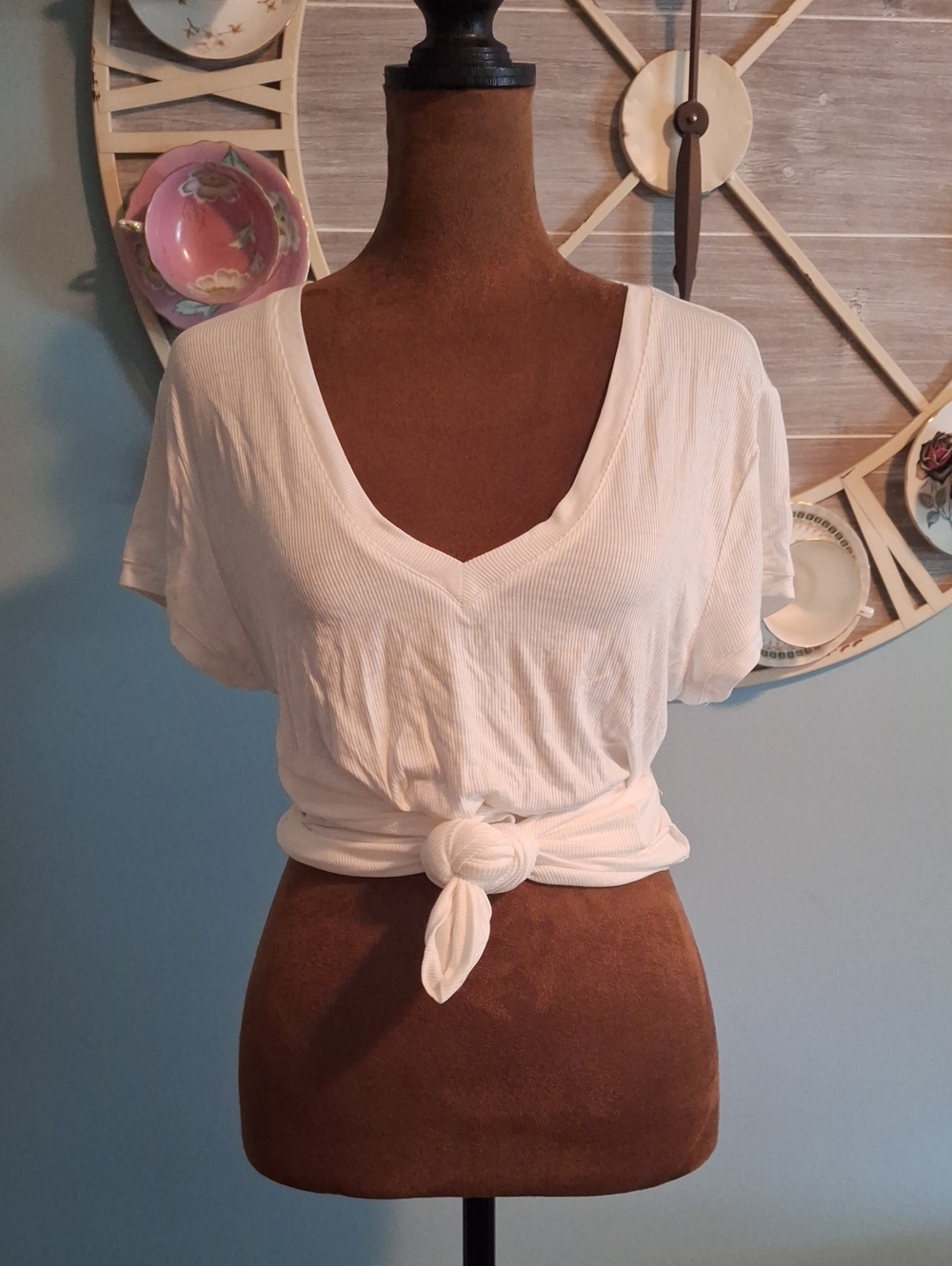 BCBGMAXAZRIA Women's White Ribbed V Neck